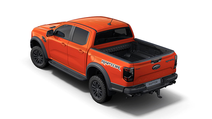 Ein orangefarbener Ford Raptor Pickup-Truck, Ansicht von hinten, mit offener Ladefläche.